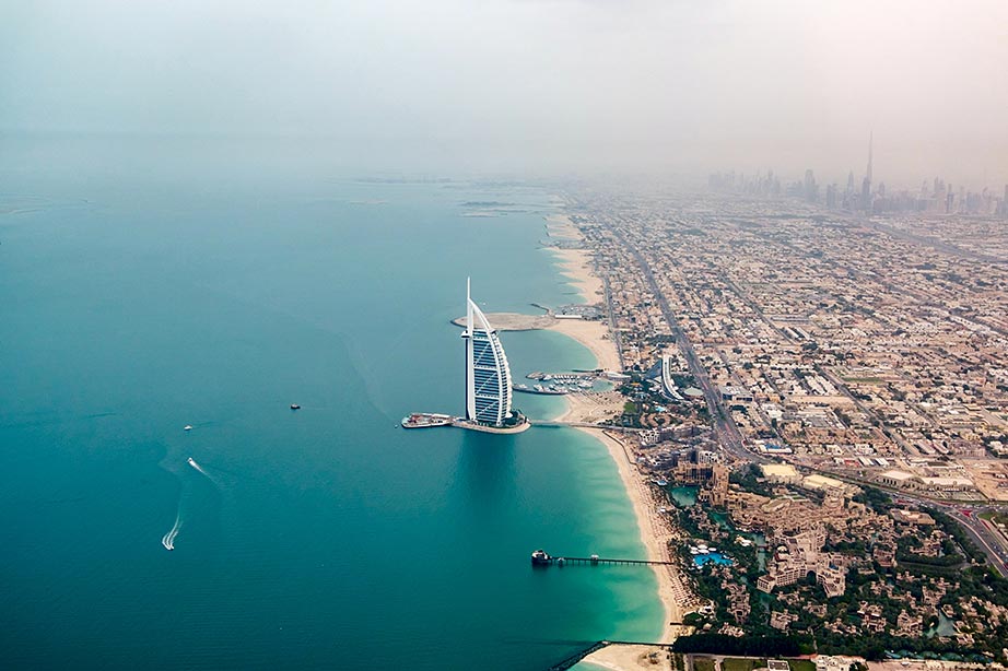 Uitzicht over de stad Dubai met de Burj Arab als hoogtepunt