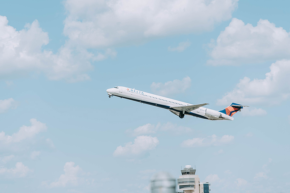 Vliegtuig van Delta Airlines in een helderblauwe lucht