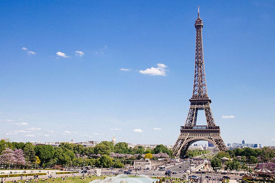 Eiffeltoren in Parijs op een zonnige dag