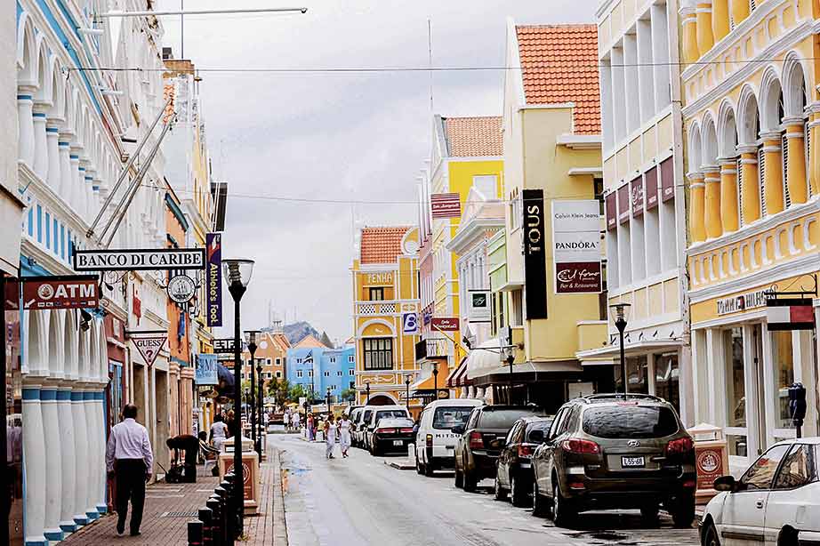 Gekleurde huizen in een straat van Willemstad in Curacao
