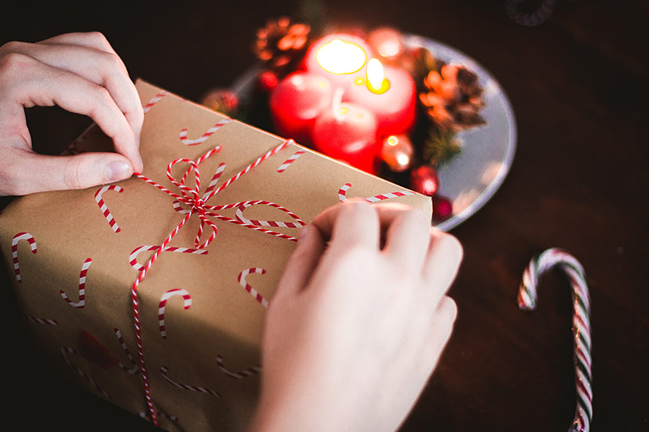 Een ingepakt kerstcadeau met een lint eromheen