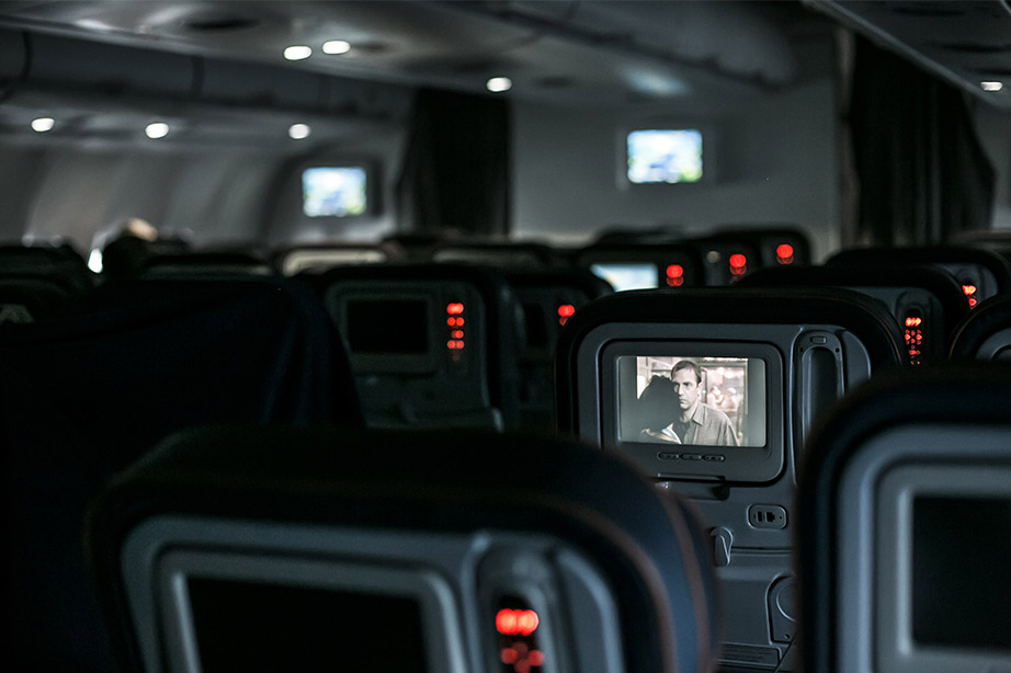 Een leeg vliegtuigtoestel aan de binnenkant met schermen