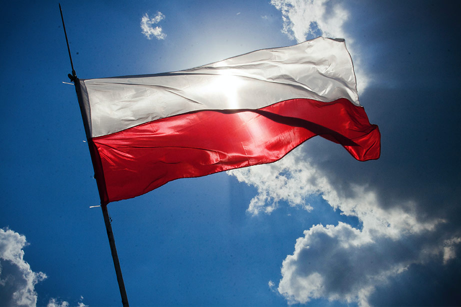 Poolse vlag met een heldere lucht