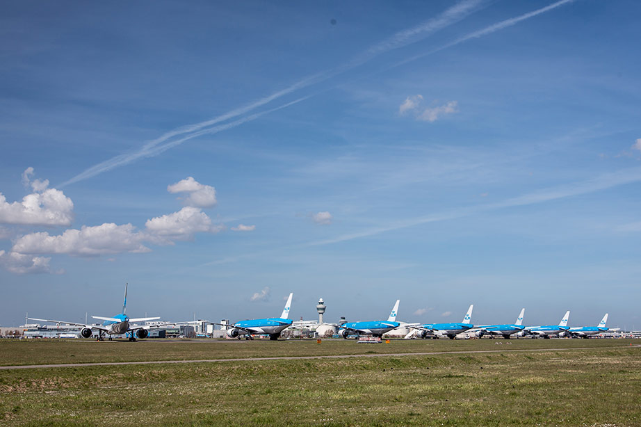 KLM vliegtuigen staan op een rijtje