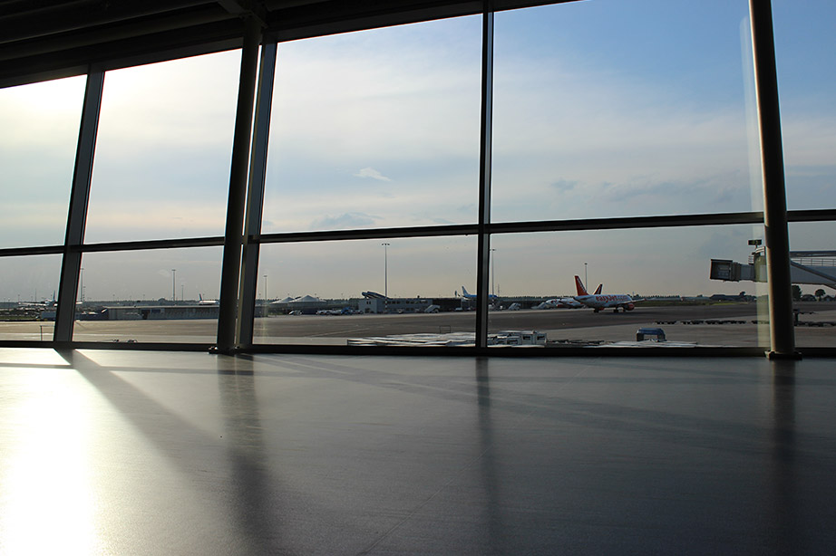 Lege gate op Schiphol Airport