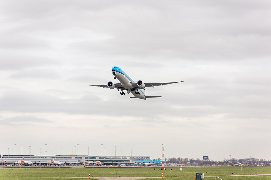 KLM vliegtuig stijgt op vanaf Schiphol Amsterdam