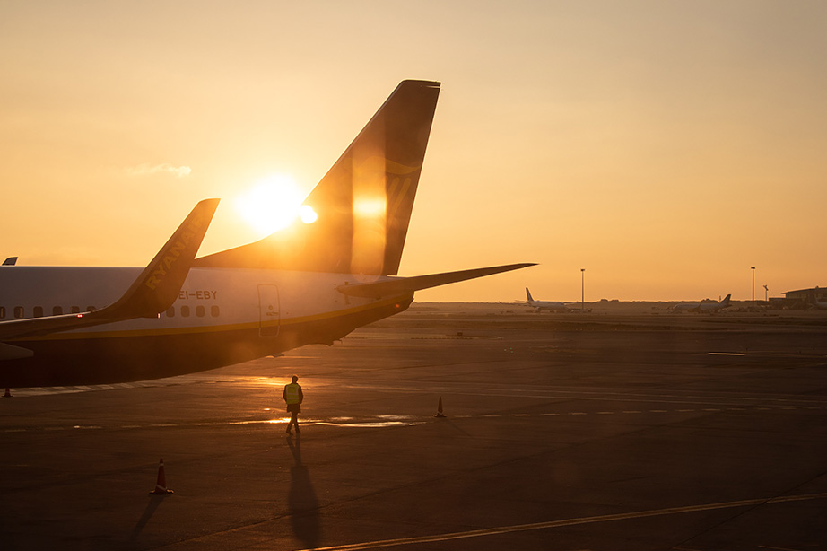 Ryanair vliegtuig met ondergaande zon