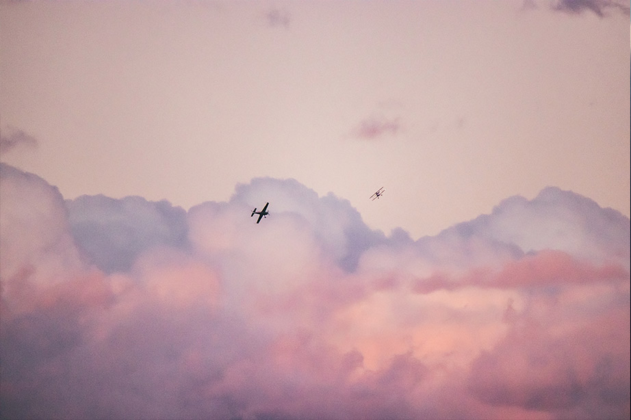 vliegtuig in een roze lucht