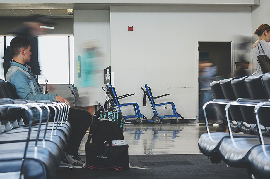 Passagier wacht bij gate