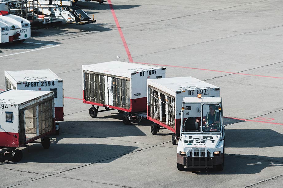 karren met bagage op een luchthaven