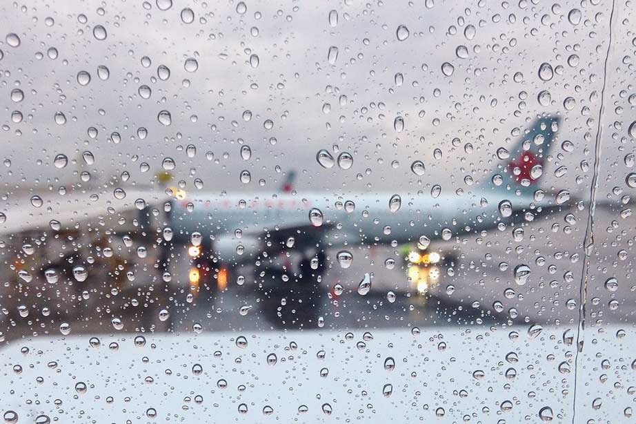 vliegtuigraam met regendruppels heeft uitzicht op ander vliegtuig