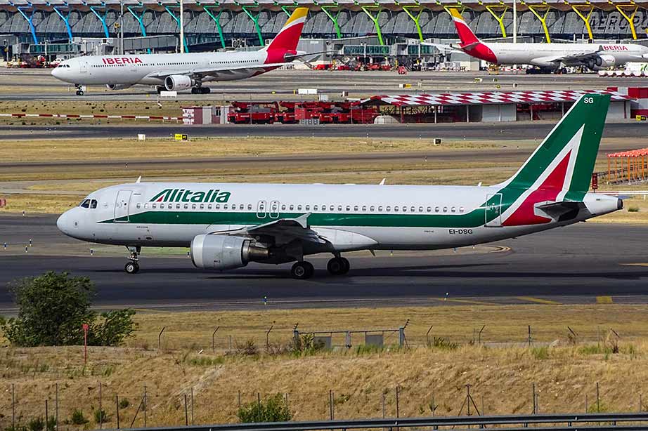 Vliegtuig van Alitalia staat klaar voor vertrek op vliegveld