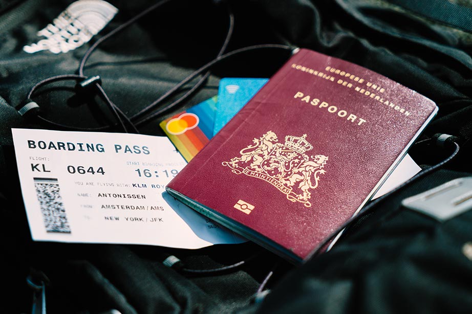 Paspoort met vliegtickets in tas