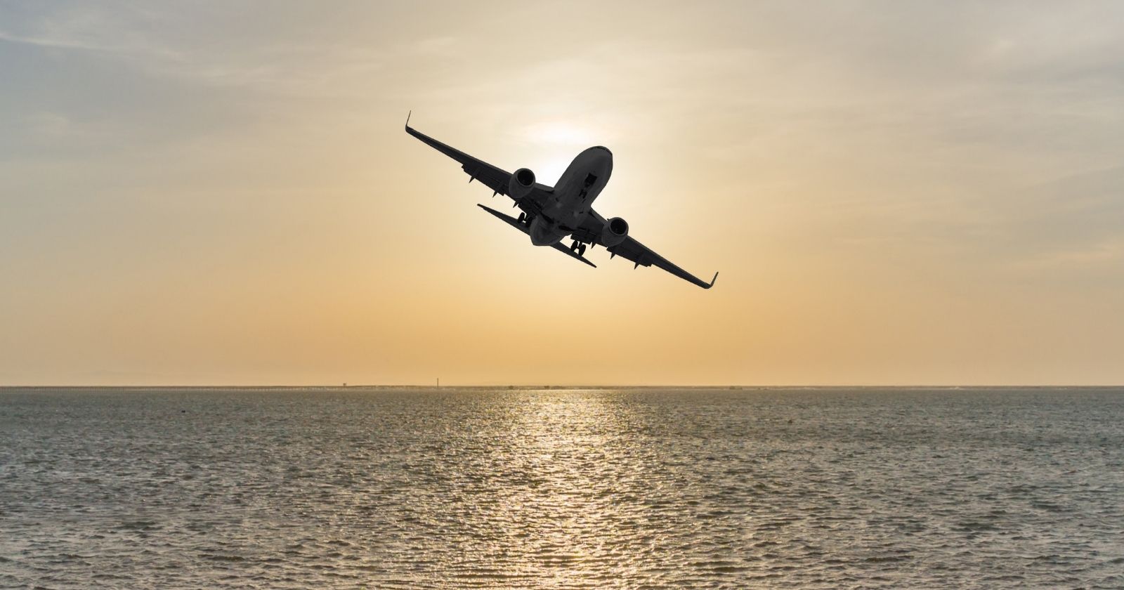 vliegtuig boven de zee van spanje