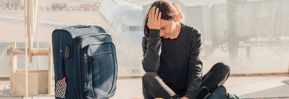 vrouw baalt van geannuleerde vlucht