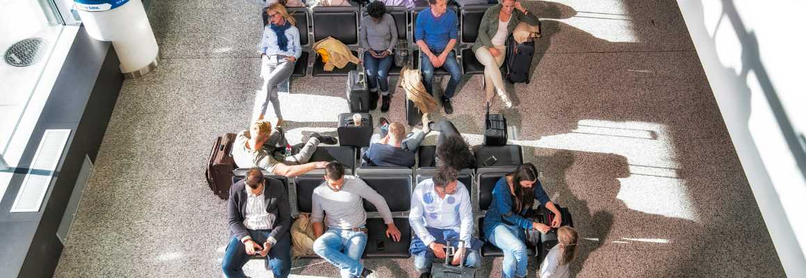 mensen wachten op vliegveld vanwege staking