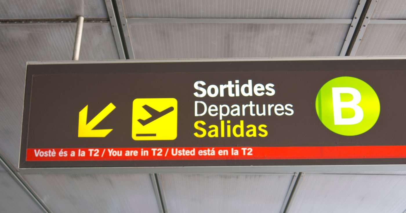 vertrekbord op vliegveld barcelona