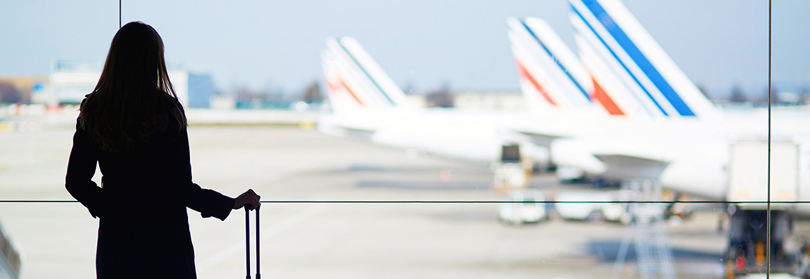 Vrouw wachtend op luchthaven op vertraagde vlucht