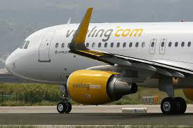 Vliegtuig van Vueling geparkeerd op een vliegveld