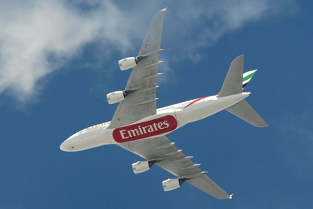 De onderkant van een emirates vliegtuig