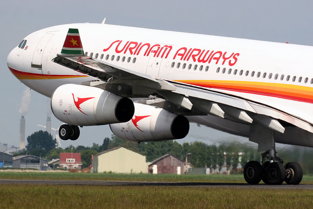 Vliegtuig Surinam Airways die aan het opstijgen is