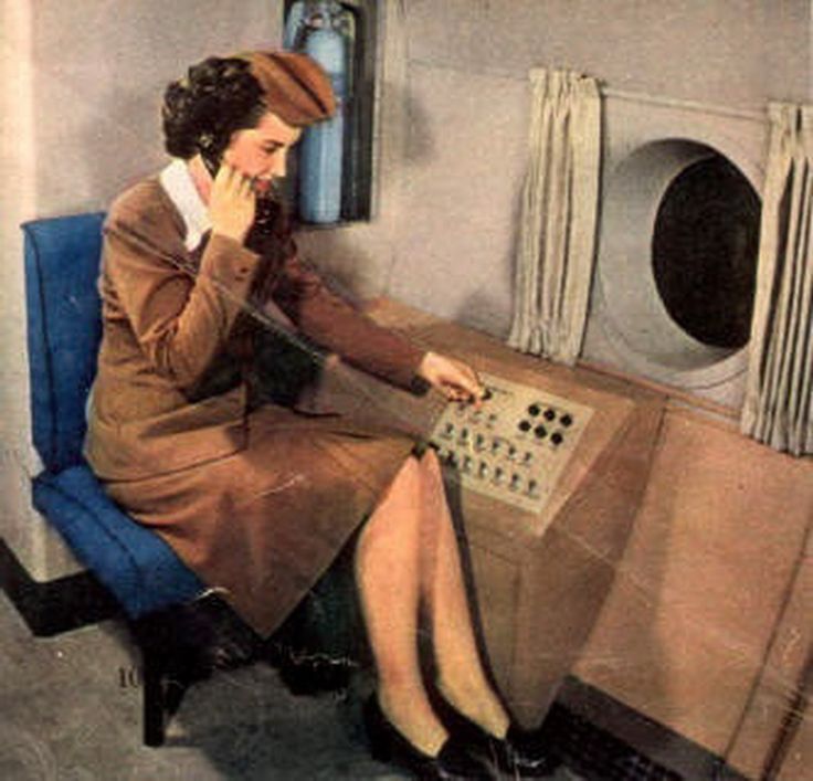 Een oude illustratie van een stewardess die een mededeling overbrengt aan de passagiers