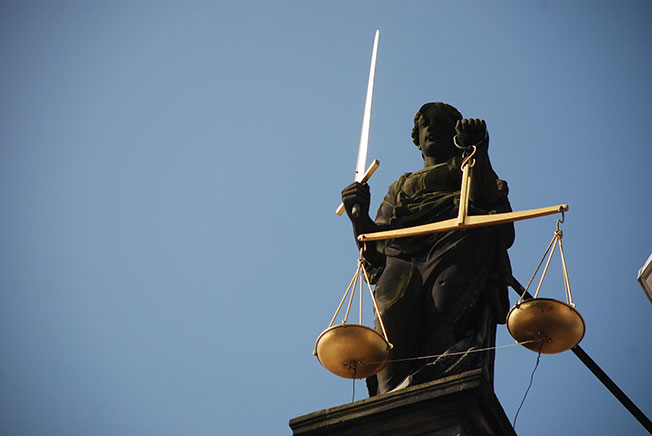 Standbeeld dat recht en gerechtigheid vertegenwoordigt.