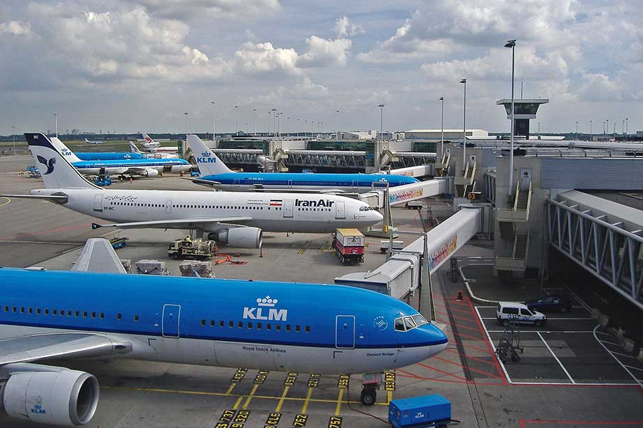 vliegtuigen geparkeerd aan gate schiphol