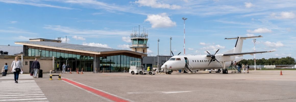 Antwerpen Deurne Airport met een vliegtuig en passagiers
