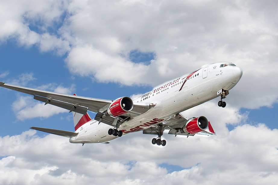 Vliegtuig van Austrian Airlines in de lucht