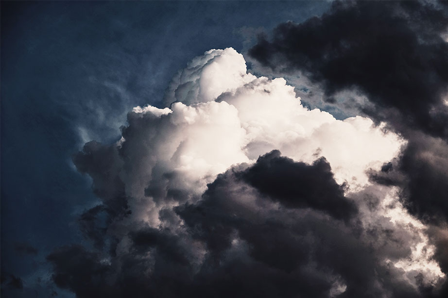 Donkere onweerswolken die een storm aankondigen