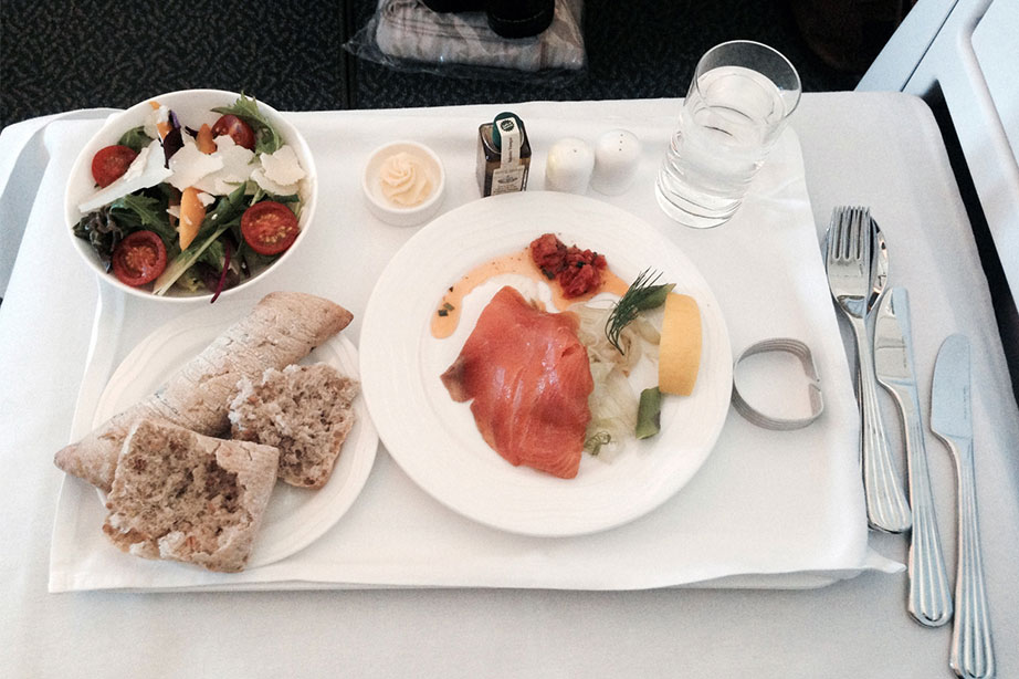 Maaltijd geserveerd in Emirates businessclass