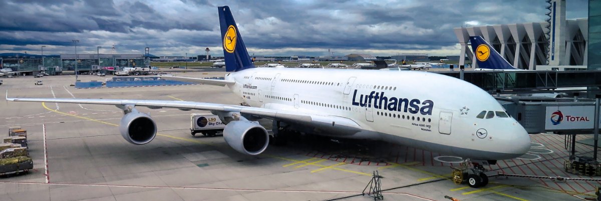 lufthansa vliegtuig op vliegveld vanwege annulering