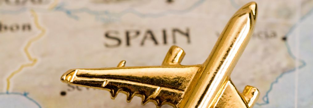 gouden speelgoed vliegtuig over kaart spanje