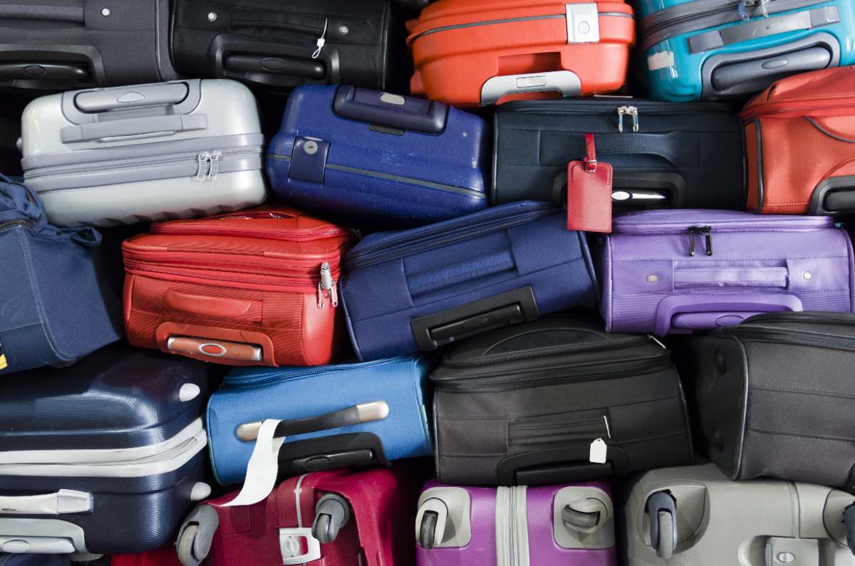 Gestapelde koffers van passagiers
