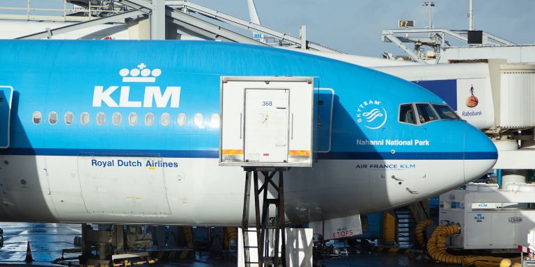 KLM vliegtuig die vastzit aan een passagiersbrug