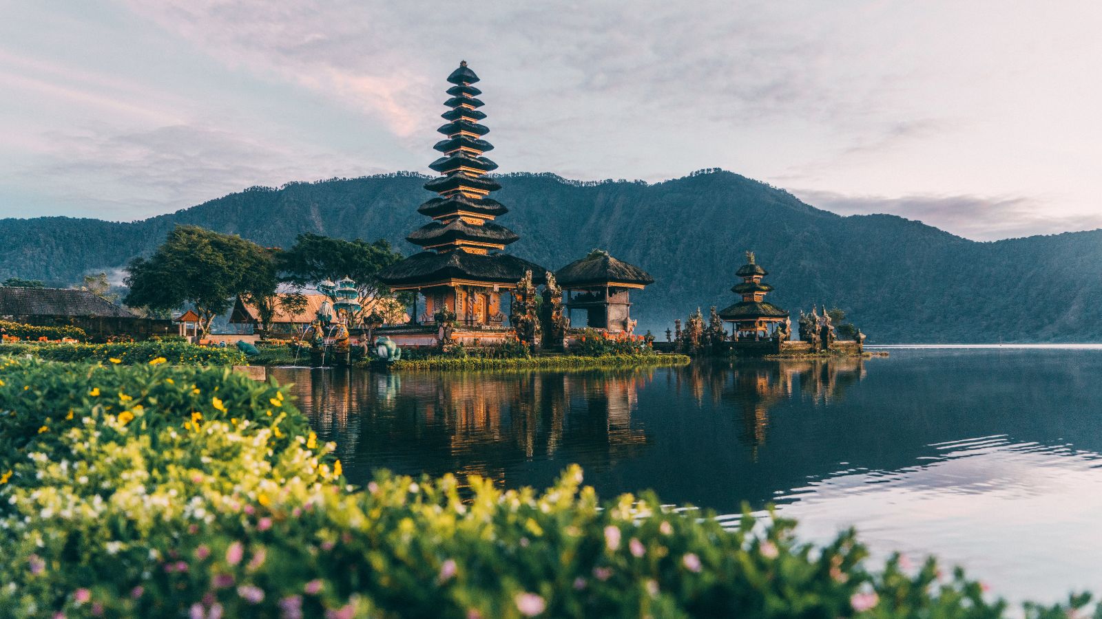 Een afbeelding met de tempels van bali