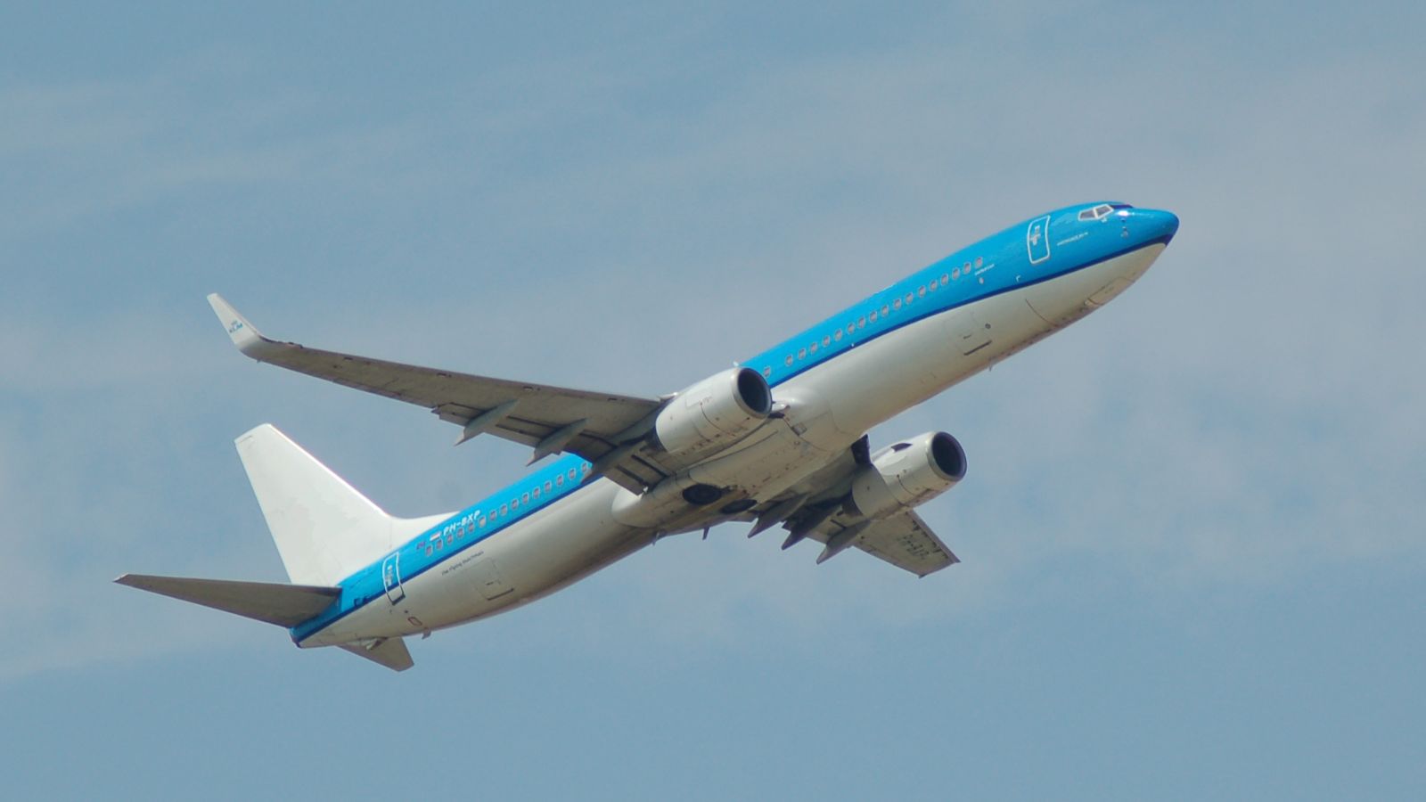 Een vliegtuig in de lucht