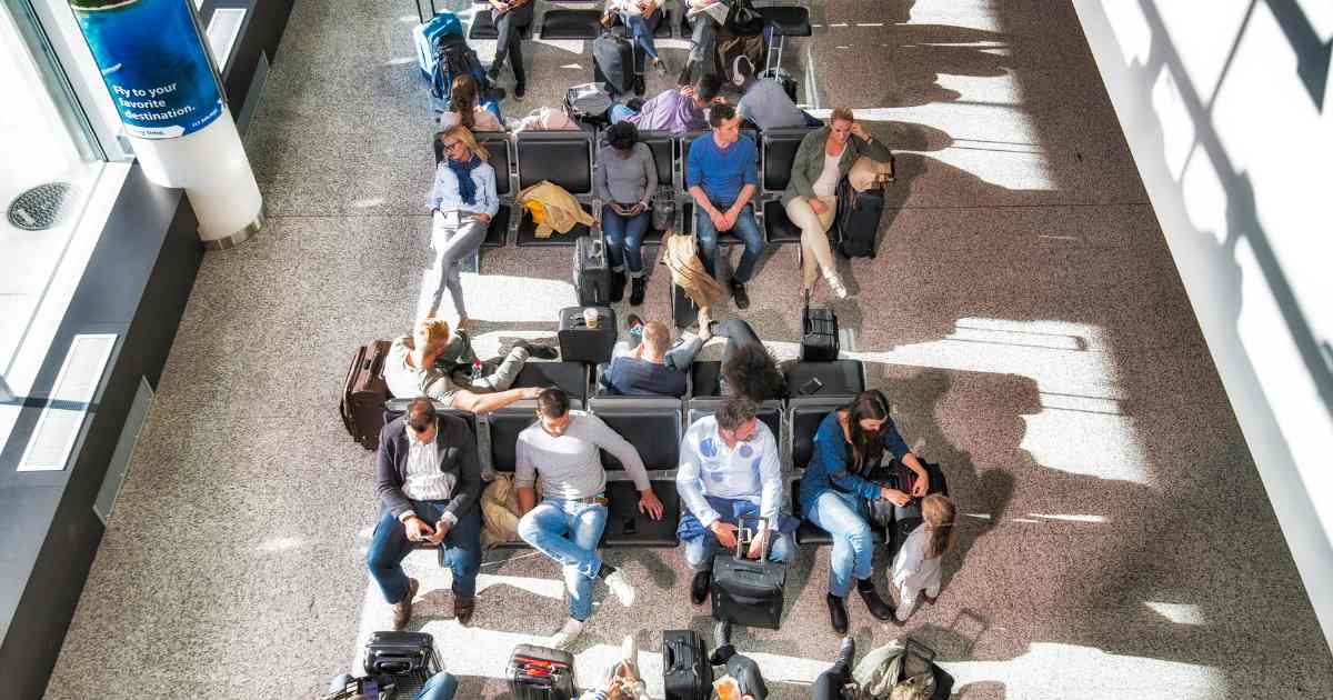 passagiers wachten op vliegveld vanwege staking