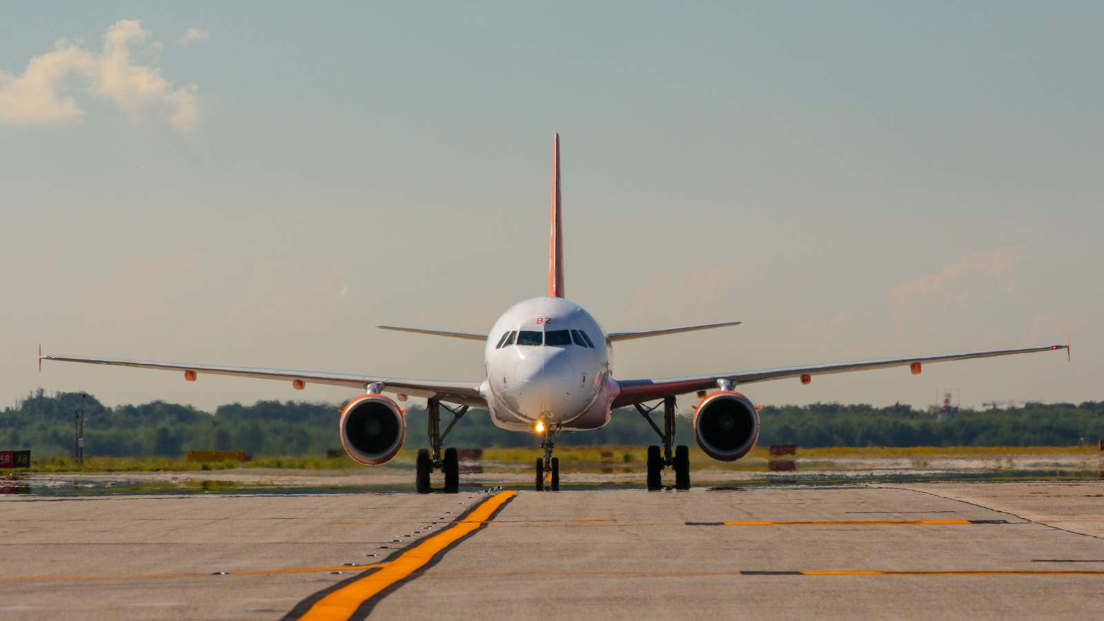 EasyJet vliegtuig tijdens een vlucht, gebruikt als headerafbeelding