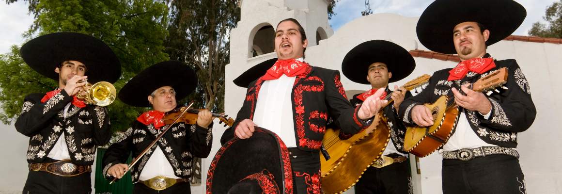 Mexicaanse band speelt traditionele muziek met instrumenten.