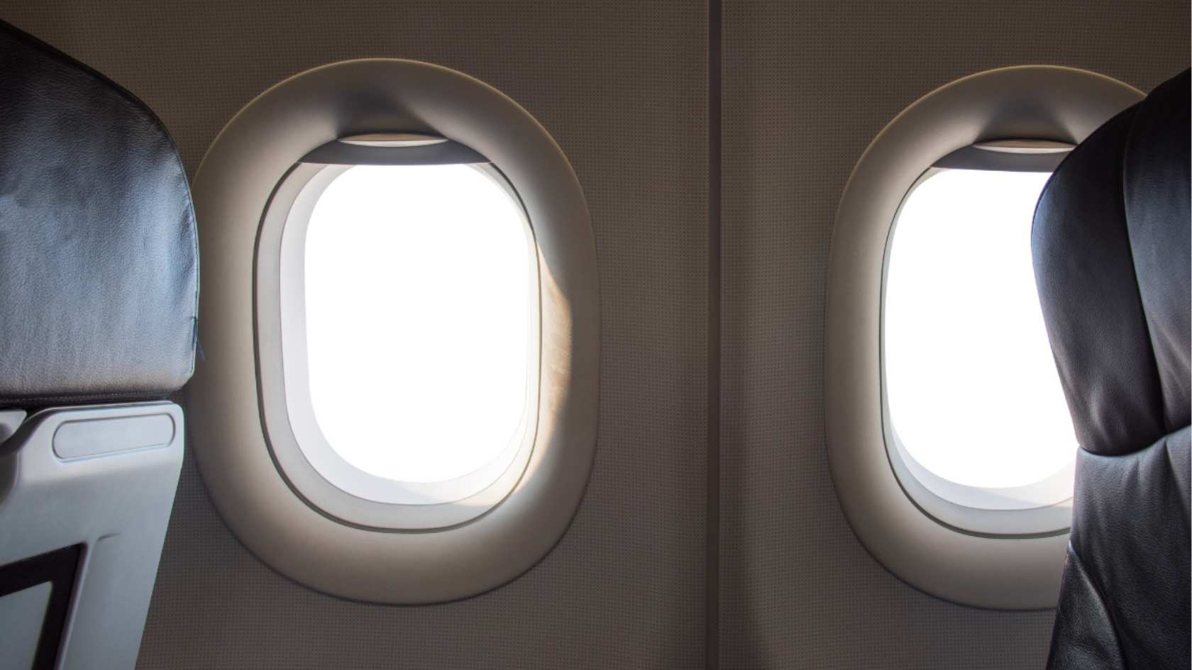 Binnenkant van een vliegtuig, ramen staan open