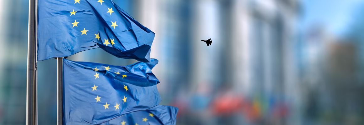 drie vlaggen van de EU die wapperen