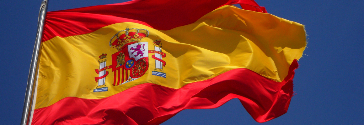 De Spaanse vlag die door de wind wappert.