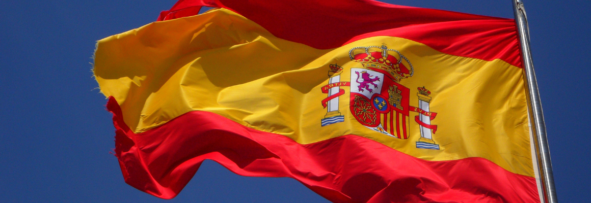De Spaanse vlag die door de wind wappert.