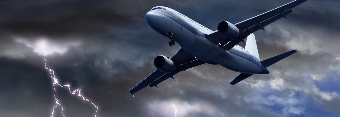 Passagiersvliegtuig vliegt door een donkere onweerslucht met zichtbare bliksemflitsen op de achtergrond