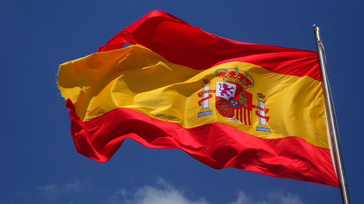 De Spaanse vlag die door de wind wappert.