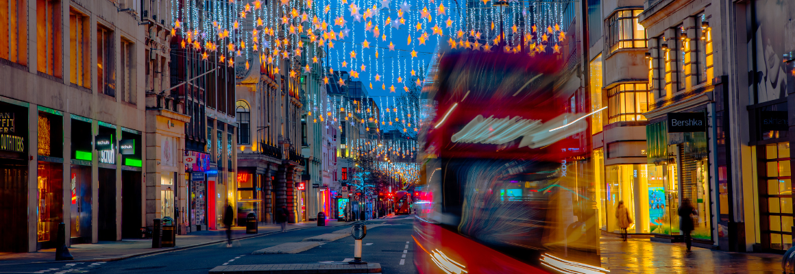 Een kerst versierde straat in Londen