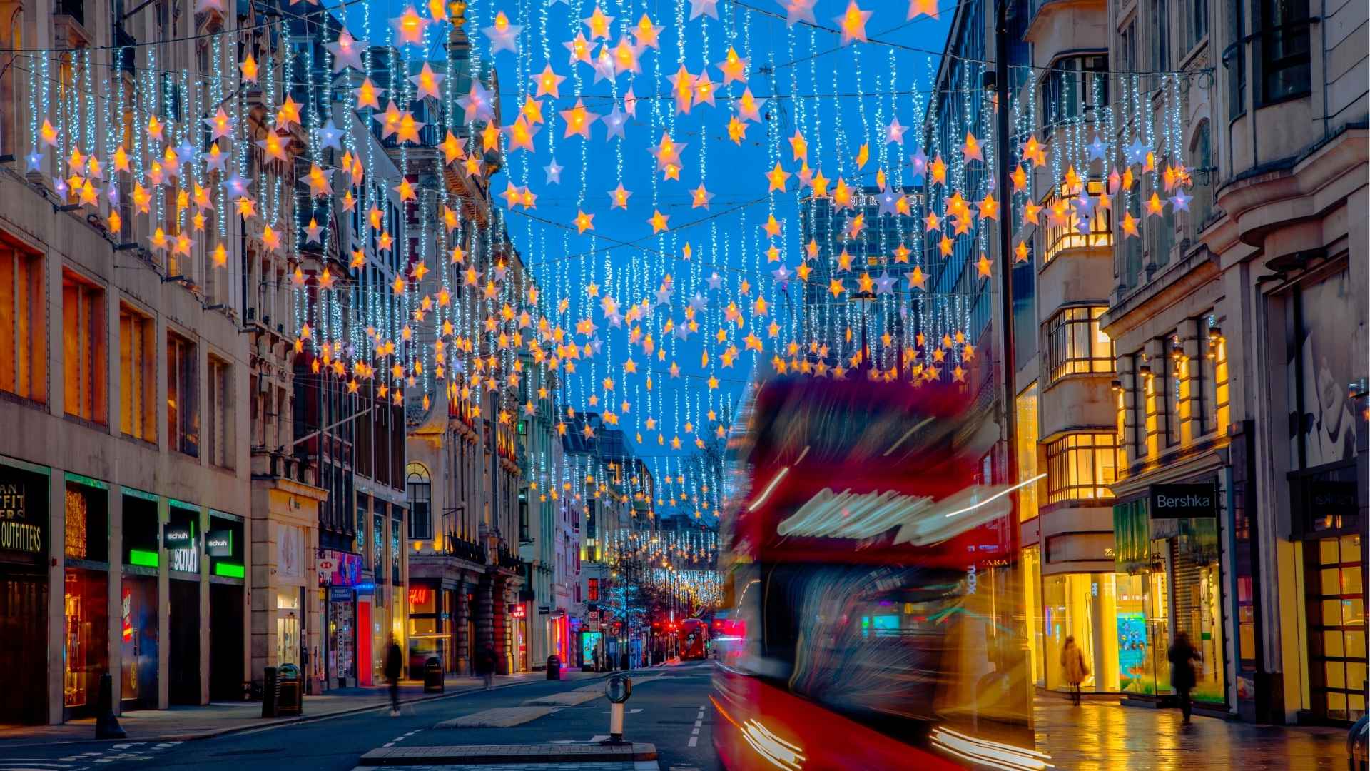 Een kerst versierde straat in Londen