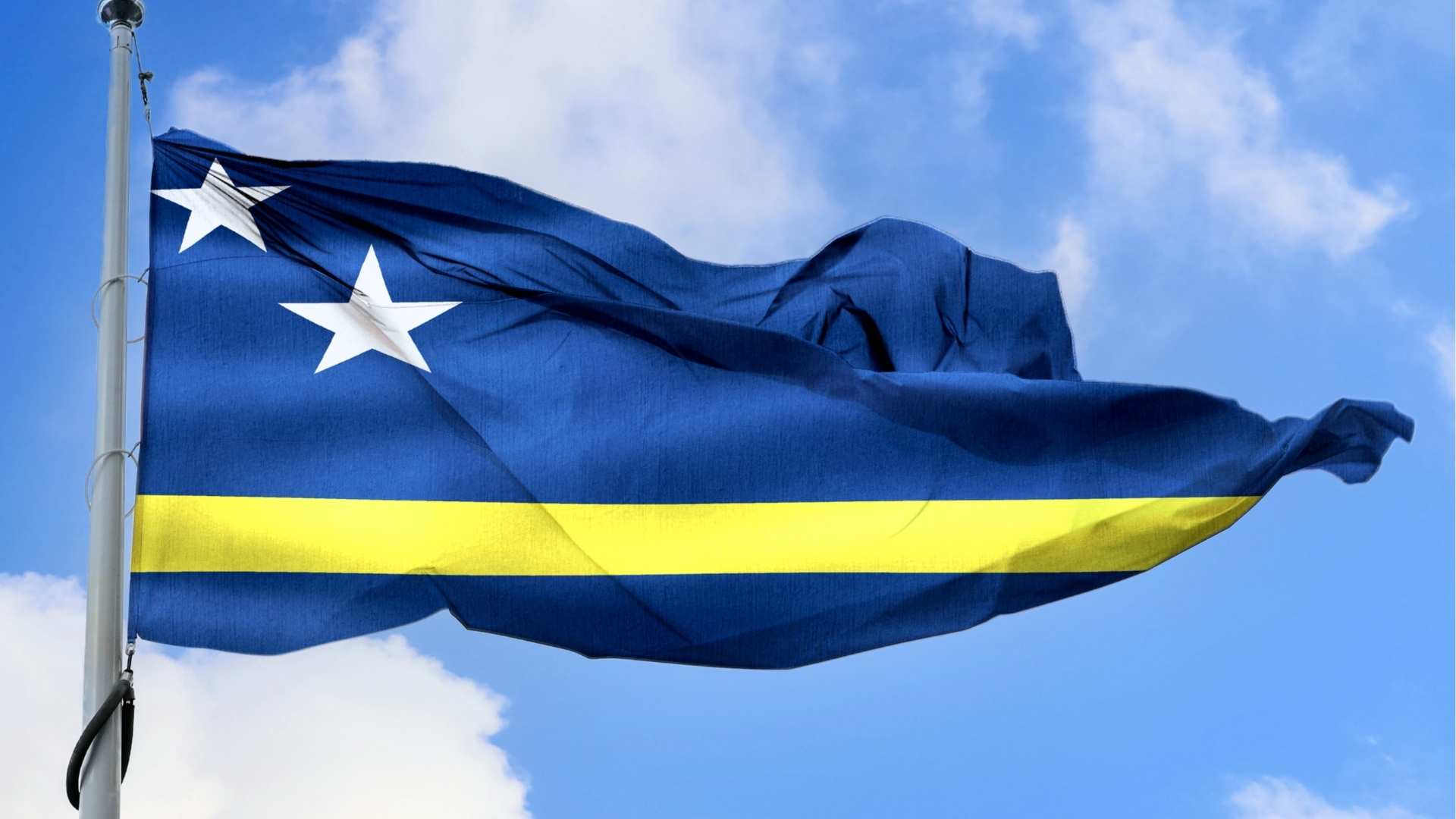 vlag van curacao wappert in de blauwe lucht